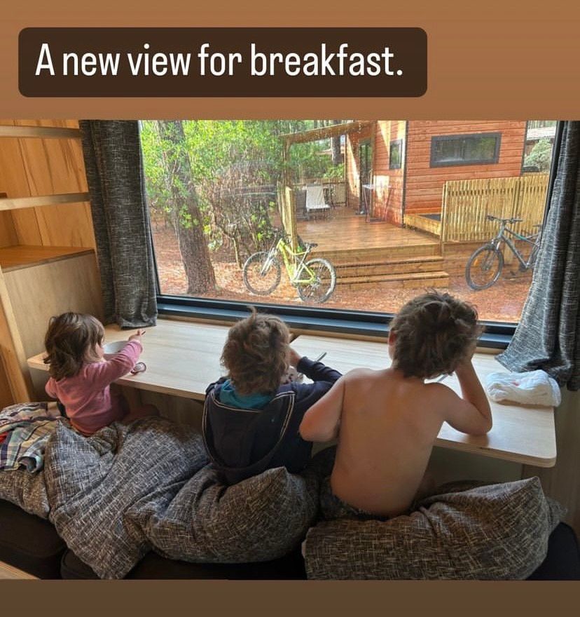 Alex Jones' three children eating breakfast