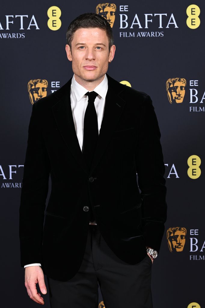 James Norton dans un costume noir