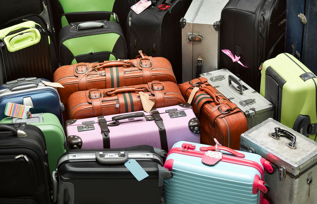 Overview of suitcases in different colours