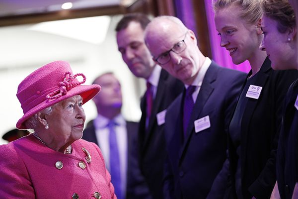 the queen pink hat