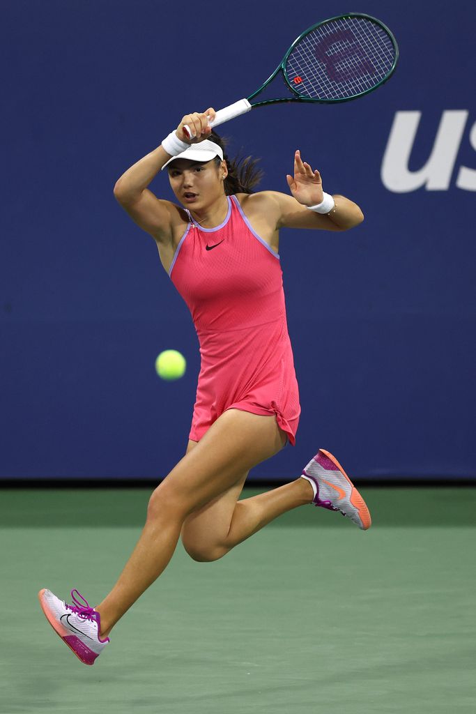  Emma Raducanu of Great Britain returns against Sofia Kenin of the United States during their Women's Singles First Round match on Day Two of the 2024 US Open at the USTA Billie Jean King National Tennis Center on August 27, 2024 in the Flushing neighborhood of the Queens borough of New York City. (Photo by Jamie Squire/Getty Images)