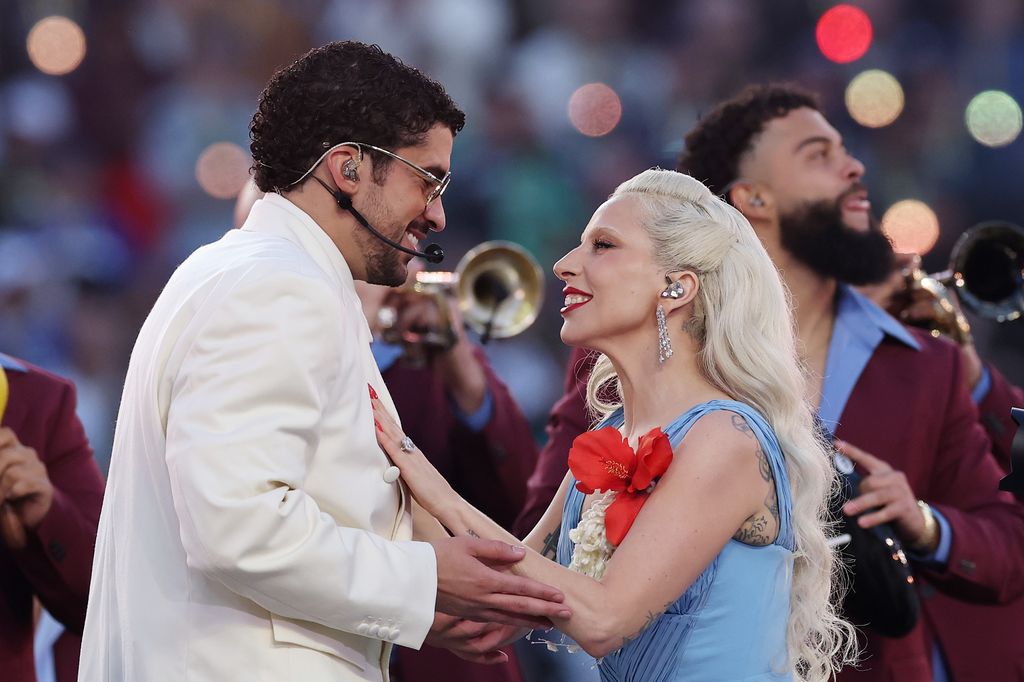 Bad Bunny et Lady Gaga se produisent sur scène lors du spectacle de mi-temps Apple Music Super Bowl LX au Levi's Stadium le 8 février 2026 à Santa Clara, en Californie.