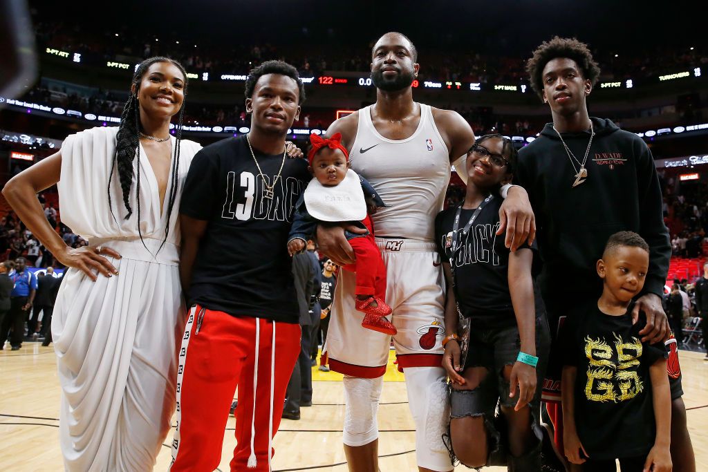 Gabrielle di lapangan basket bersama Dwyane dan semua anak mereka