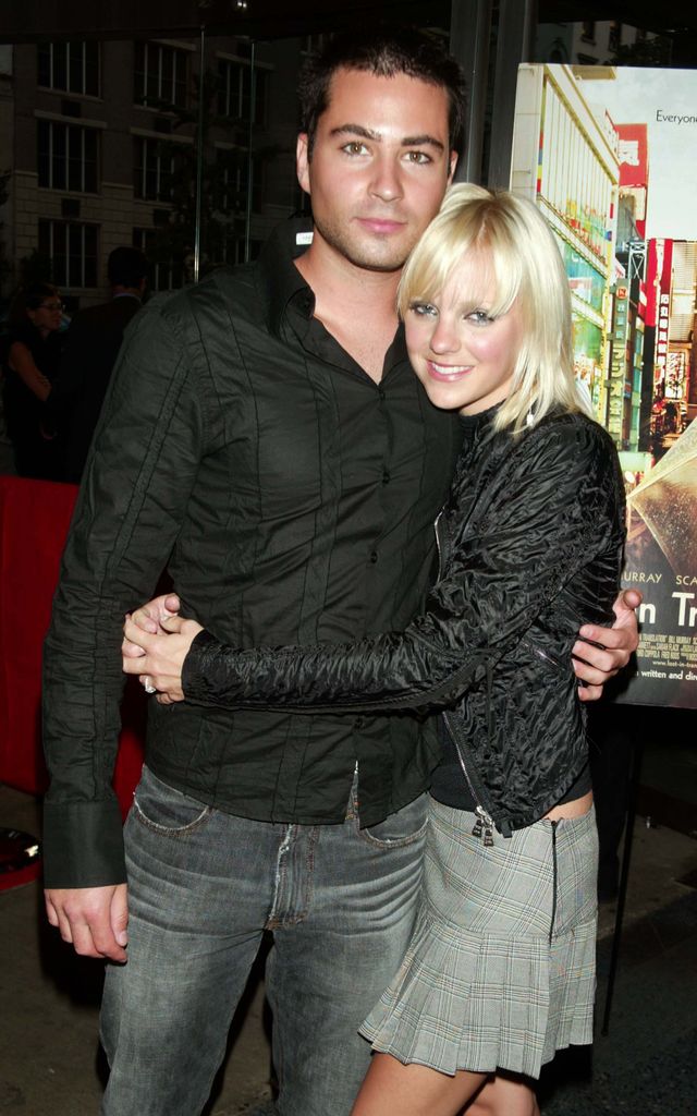 Anna Faris con sus brazos alrededor del esposo Ben Indra durante el estreno de Nueva York de Lost in Translatio