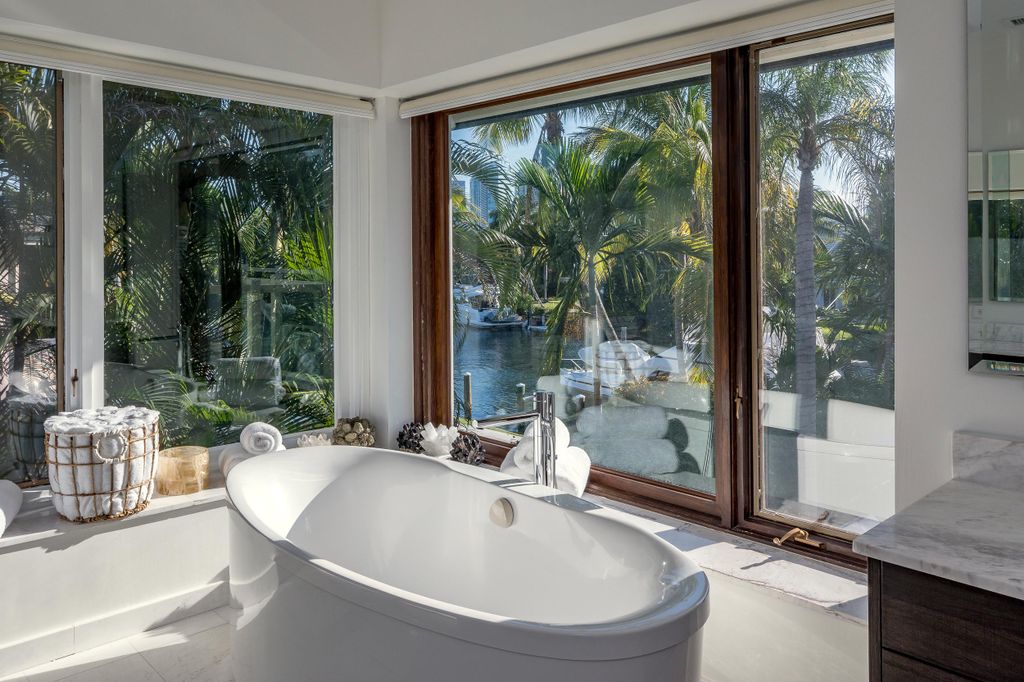 A bathroom at Joe Jonas and Sophie Turner's exclusive Miami home