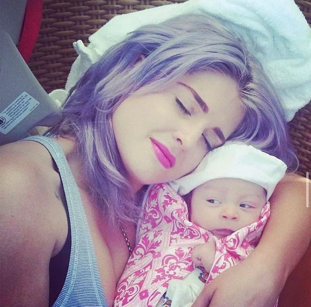 Kelly Osbourne fait un câlin à sa nièce Pearl, un nouveau-né 
