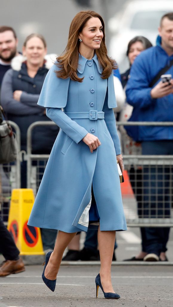 Kate Middleton memakai mantel Mulberry Biru saat ia mengunjungi sinemagic di Braid Arts Center pada 28 Februari 2019 di Ballymena, Irlandia Utara. 