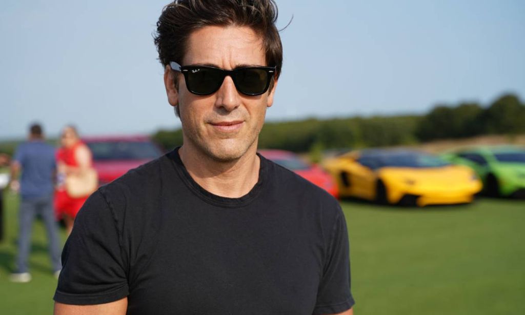 David Muir poses in snglasses for picture 