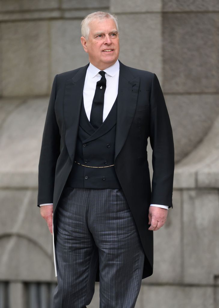 Le prince Andrew en costume noir