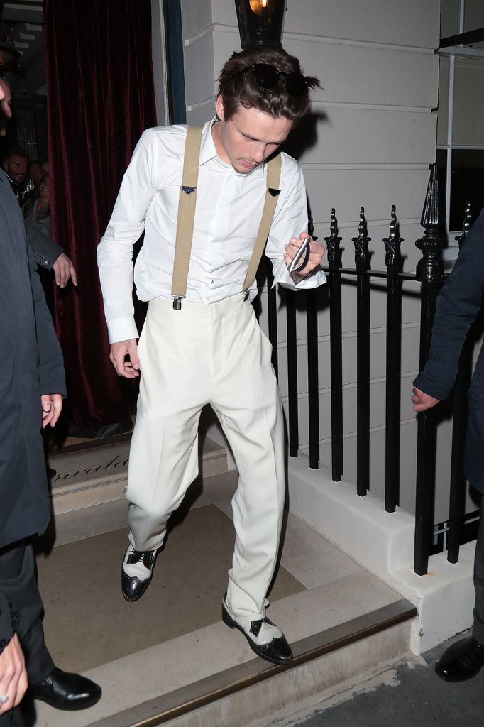   Cruz Beckham é visto saindo da festa de 50 anos de Victoria Beckham no Oswald's em 20 de abril de 2024 em Londres, Inglaterra. (Foto de Ricky Vigil M / Justin E Palmer/GC Images)