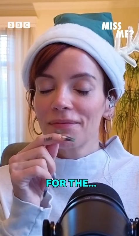 Lily Allen not wearing wedding ring on Miss Me? podcast recording 