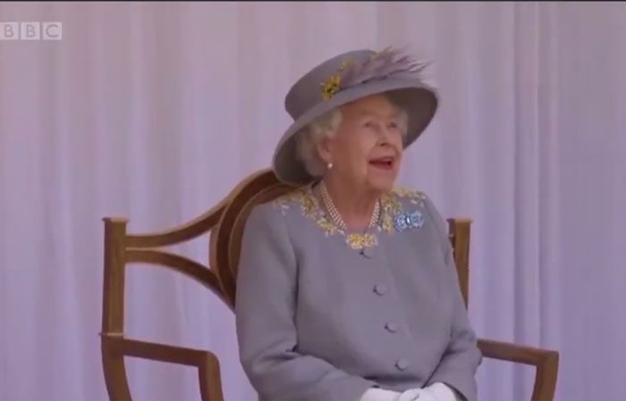 queen reaction red arrows