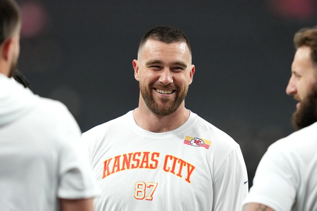 Travis Kelce #87 of the Kansas City Chiefs warms up before the game against the Las Vegas Raiders 