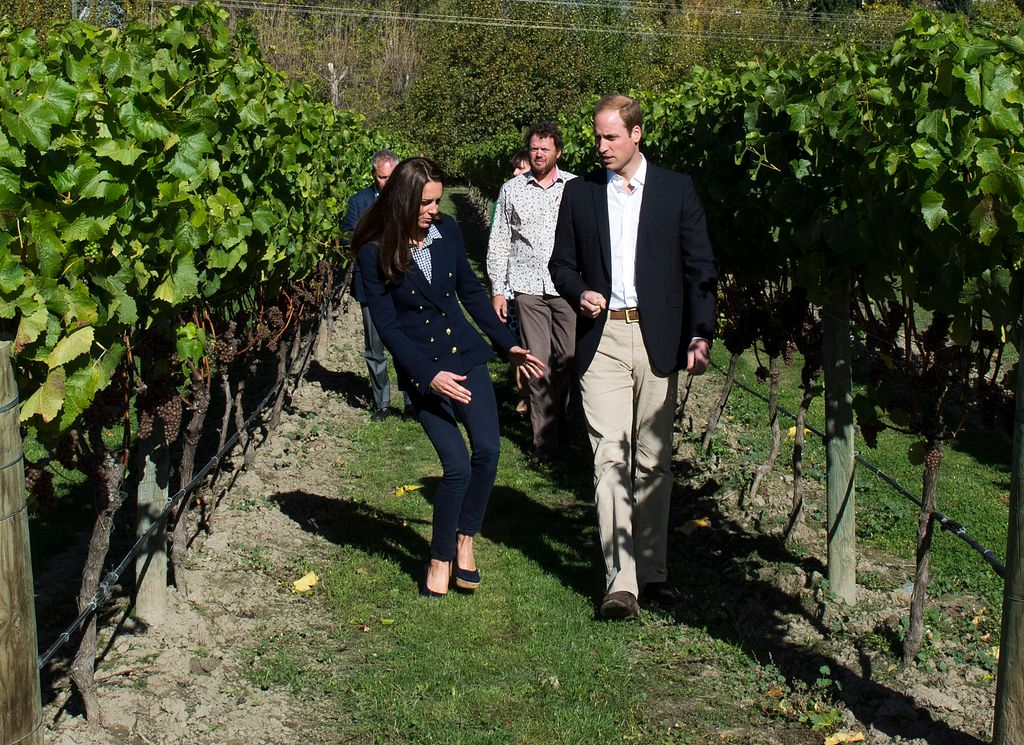 Les talons de gratte-ciel «lourds» de Kate Middleton qui ont provoqué un trébuchement 1 Kate trébuche alors qu'elle marche dans le vignoble avec le prince William