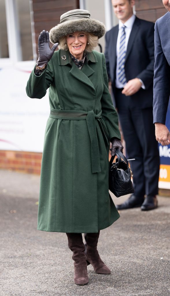 La reine Camilla vient de porter son sac Dior de 2,6 000 £ avec des bottes hauteur genou de John Lewis 1 La reine Camilla à la journée de course caritative de Jamie's Farm à l'hippodrome de Plumpton le 23 février 2026 à Plumpton, en Angleterre