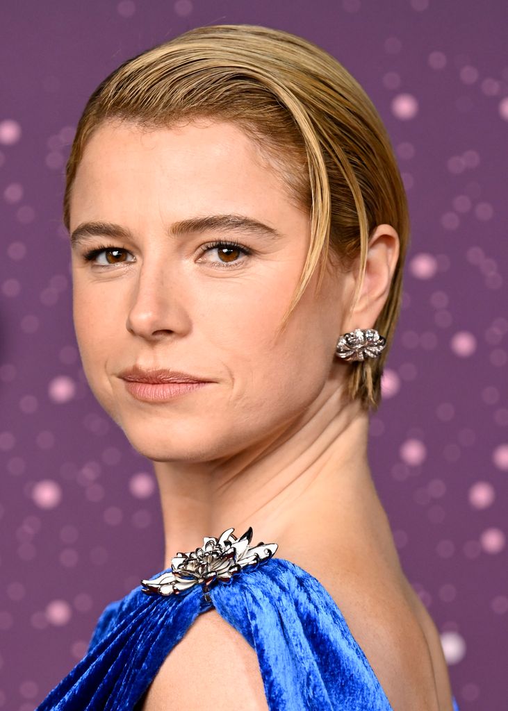 La peau « nue » de Jessie Buckley aux BAFTA a duré un an – exclusif 2 Jessie Buckley assiste aux EE BAFTA Film Awards 2026 au Royal Festival Hall