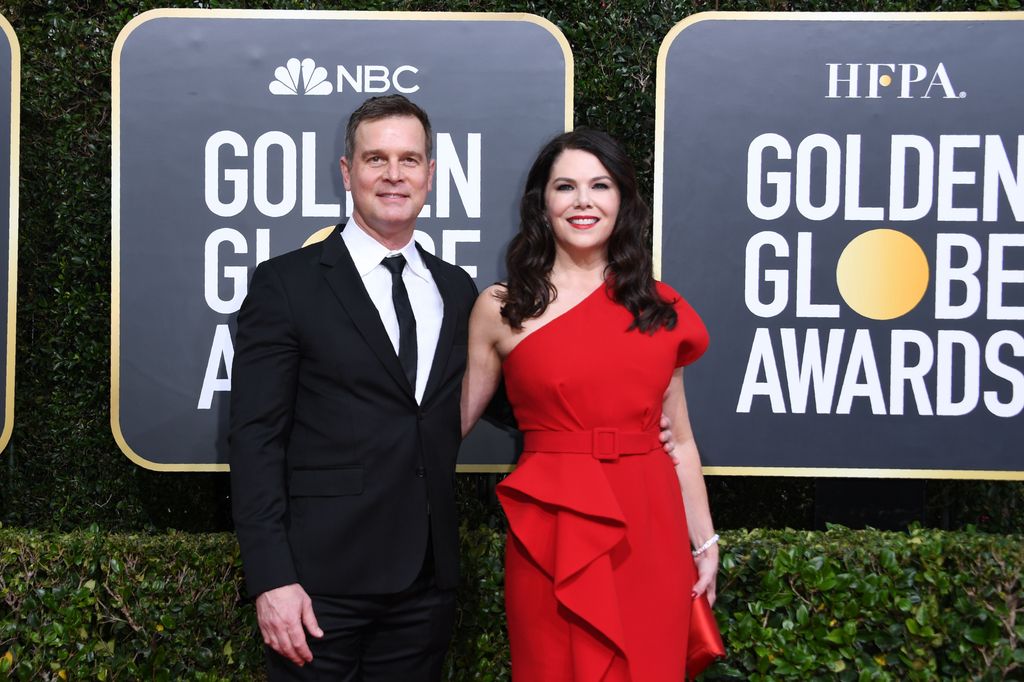 Actress Lauren Graham (R) and partner actor Peter Krause arrive for the 77th annual Golden Globe Awards on January 5, 2020, at The Beverly Hilton hotel in Beverly Hills, California. (Photo by VALERIE MACON / AFP) (Photo by VALERIE MACON/AFP via Getty Images)