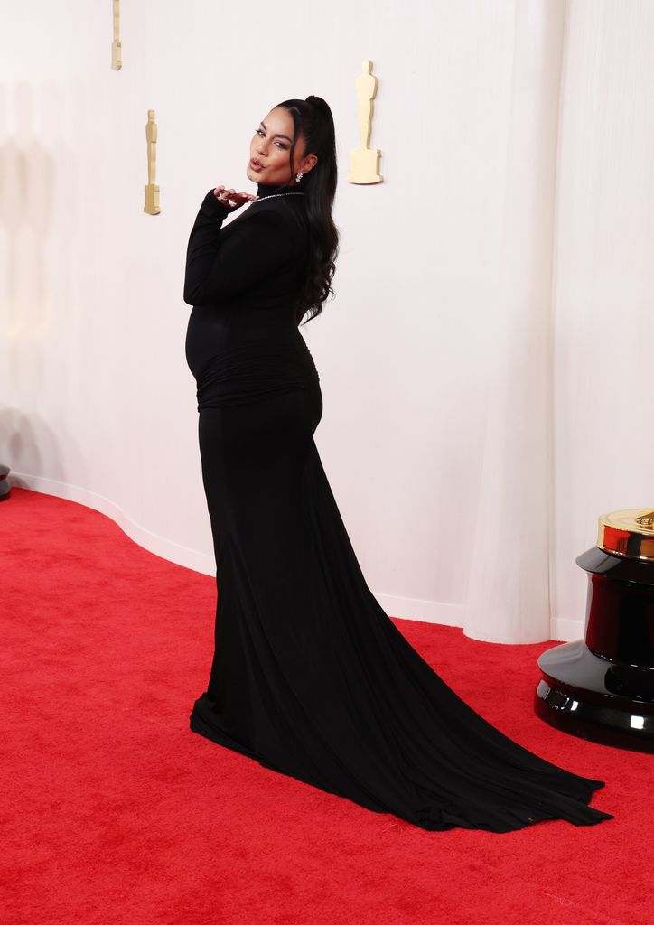 Pregnant Vanessa Hudgens blowing kiss at Oscars