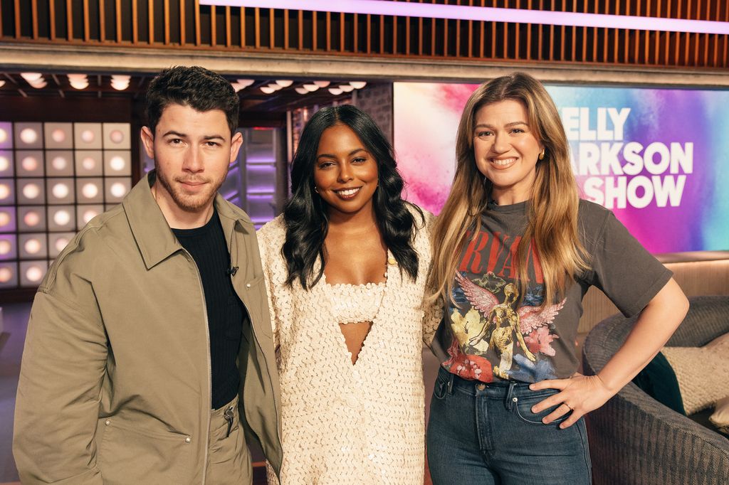 Kelly Clarkson in skinny jeans with guests Nick Jonas and Adrienne Warren