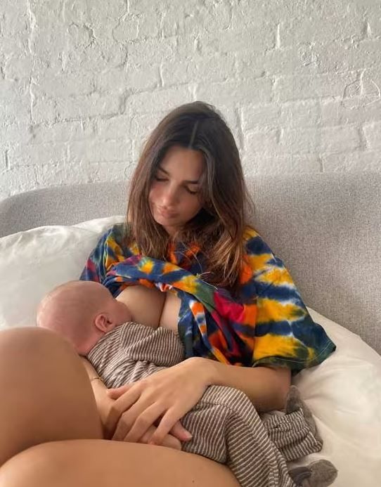 emily ratajkowski breastfeeding