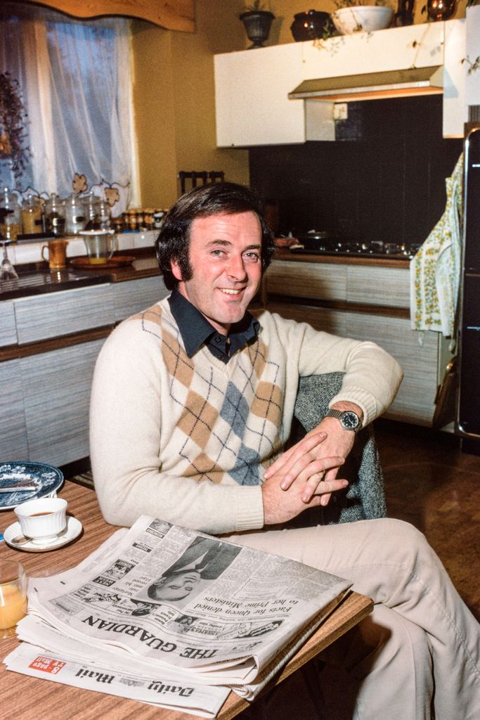 Terry Wogan assis dans sa cuisine