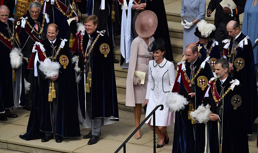 kate middleton curtsies at order of the garter