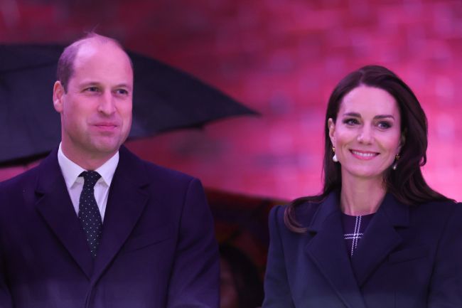 Prince William and Kate Middleton endure pouring rain in Boston - WATCH ...