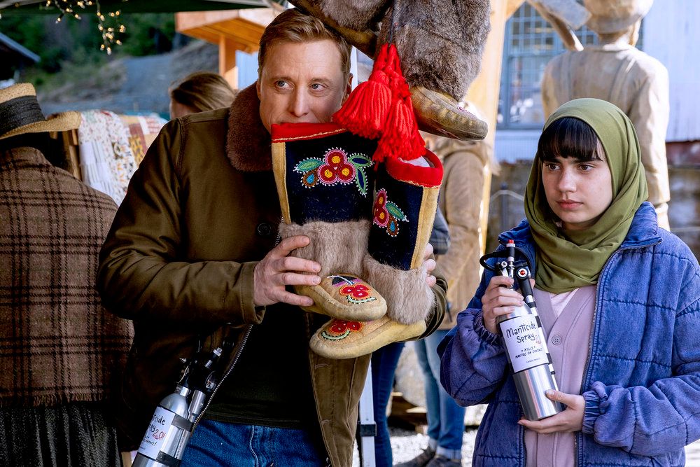 Alan Tudyk as Harry Vanderspeigle, Gracelyn Awad Rinke as Sahar in Resident Alien