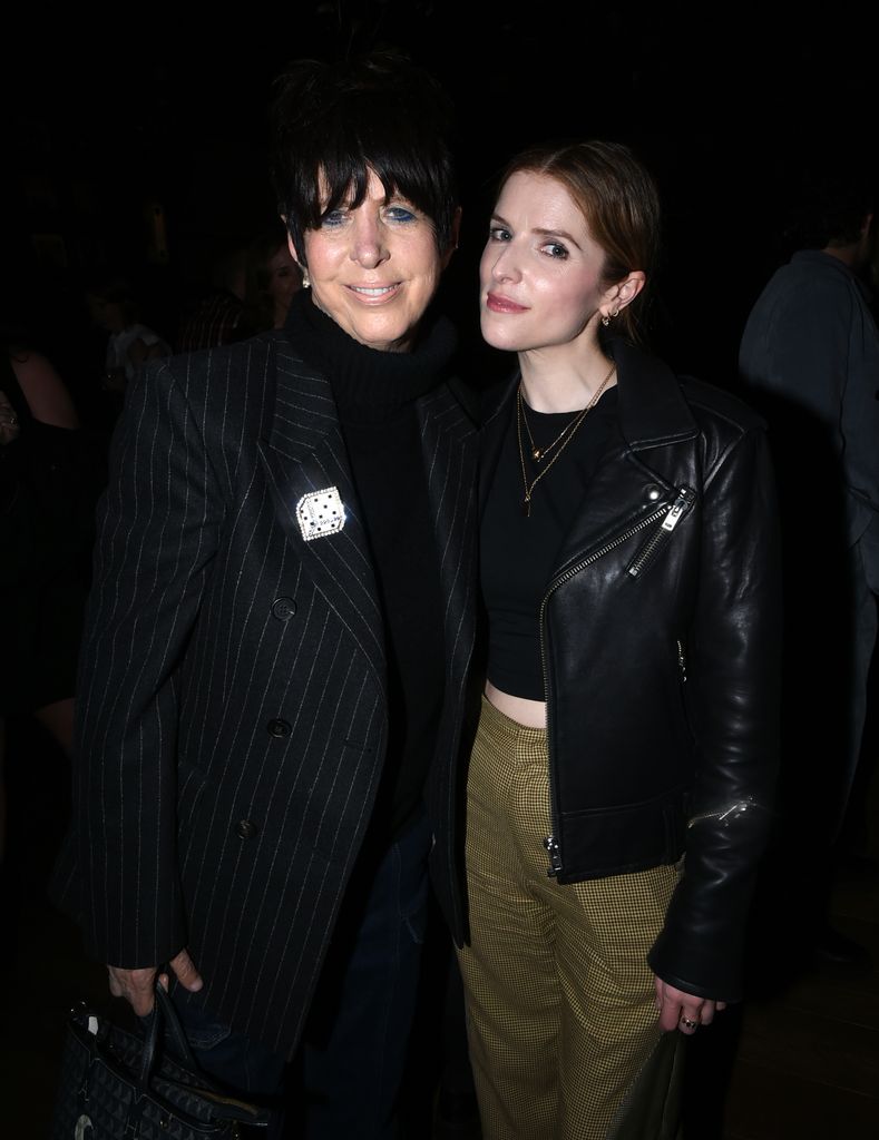 Anna Kendrick berpose di sebelah Diane Warren