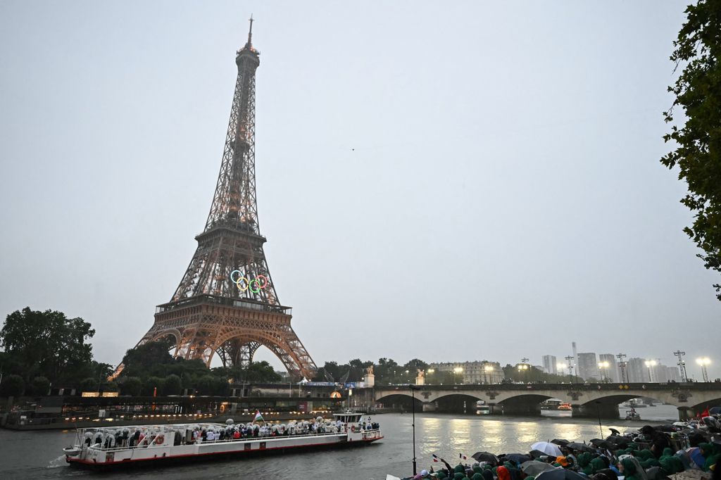 The delegations from Guinea, Guinea-Bissau, Equatorial Guinea and Guyana sail in a boat along the river Seine 