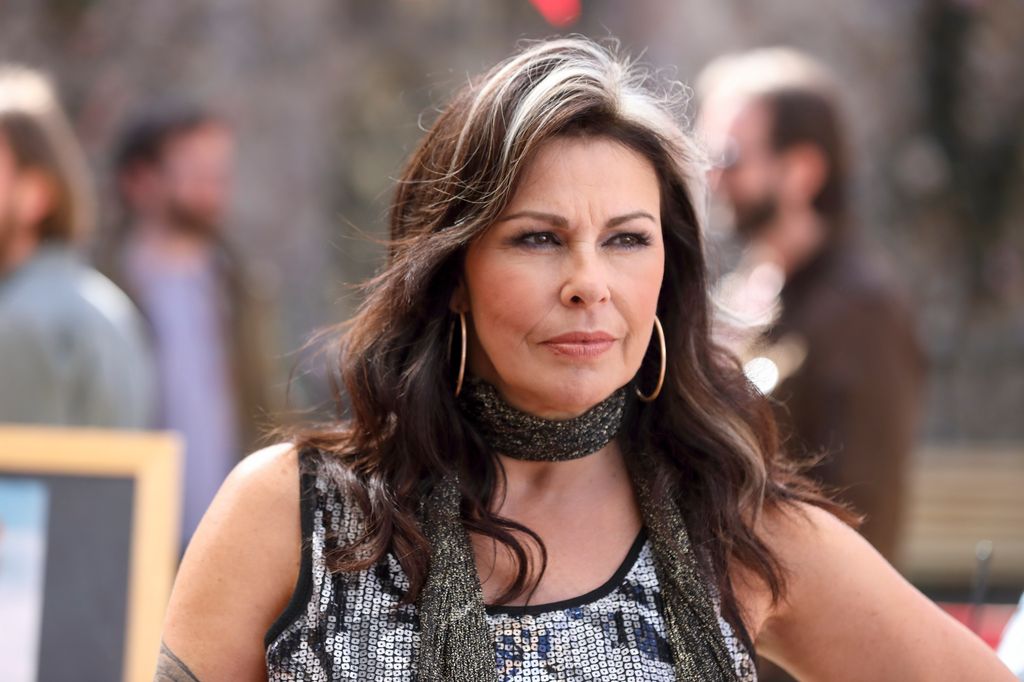 Le drame « délicieusement séduisant » de la star des Shetland, Queens of Mystery, est votre frénésie télévisée du week-end 2 gros plan, femme, à, cheveux noirs et blancs