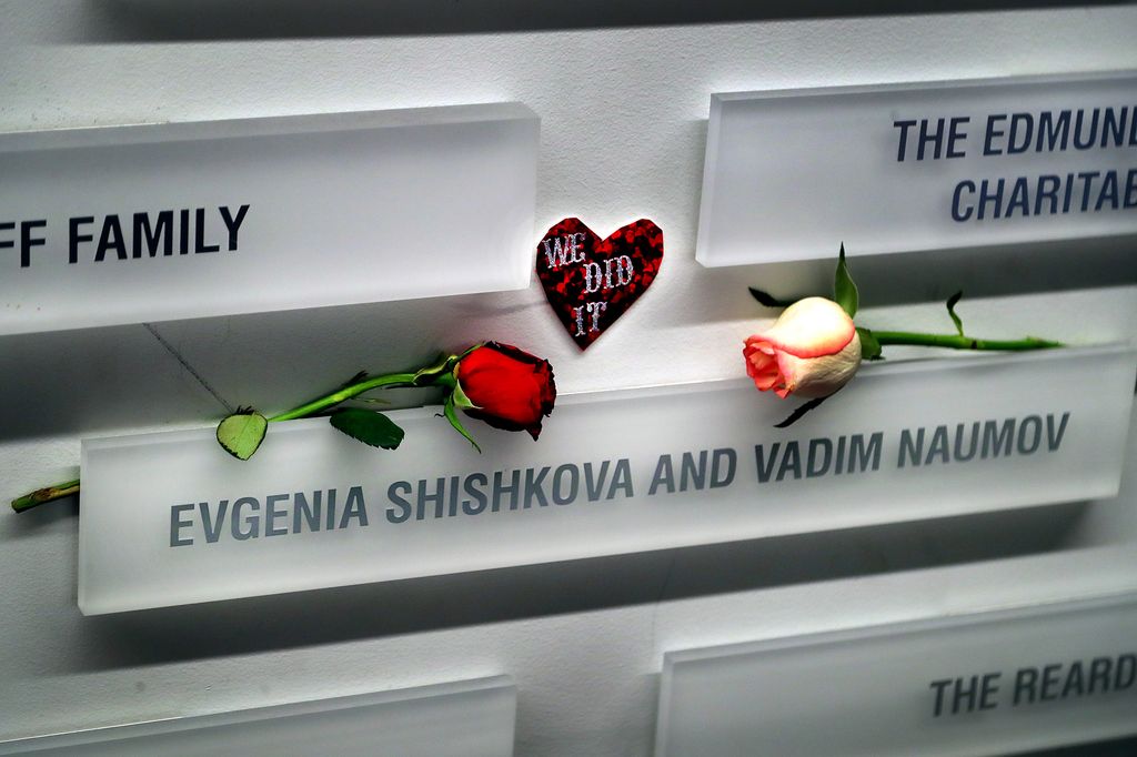 Un coeur qui dit "nous l'avons fait" et des fleurs ornent la pancarte portant le nom des parents de Maxim Naumov sur un mur du Skating Club de Boston le 14 janvier 2026.