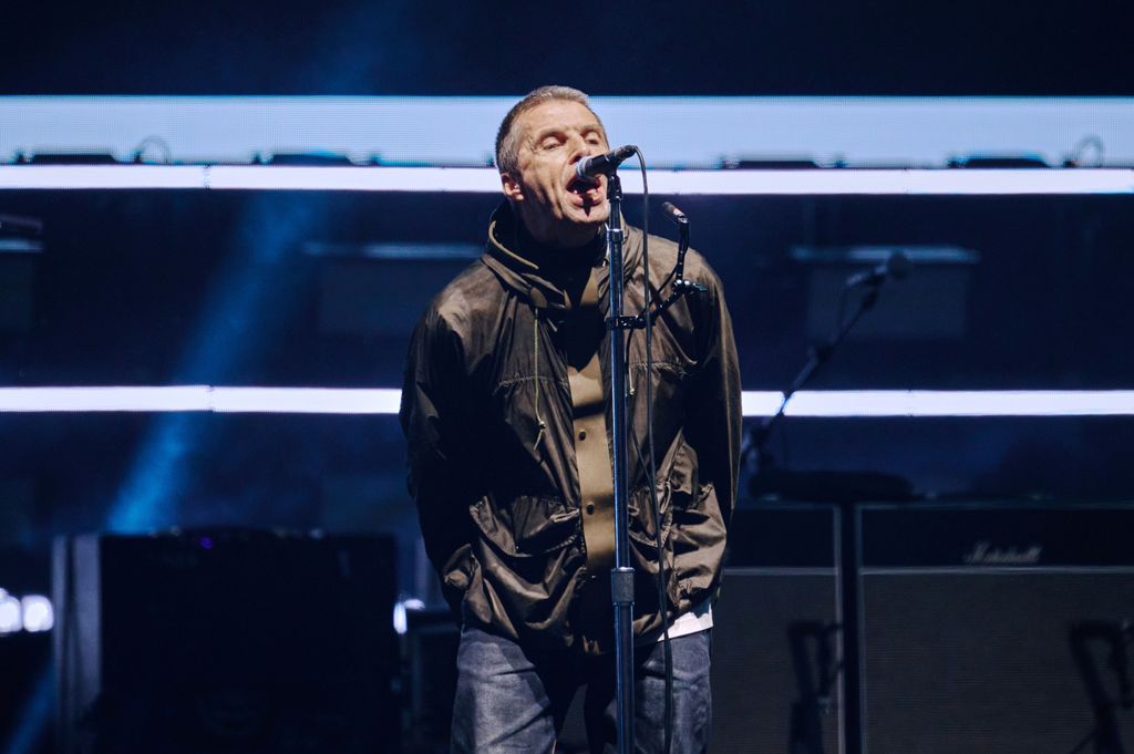Liam Gallagher d'Oasis se produit sur scène lors de la soirée d'ouverture de leur tournée en direct au stade Principality le 04 juillet 2025 à Cardiff