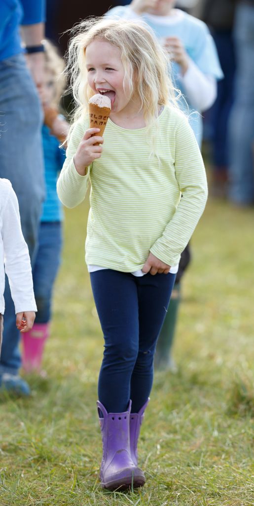 Savannah phillips eating ice-cream in welly crocs 