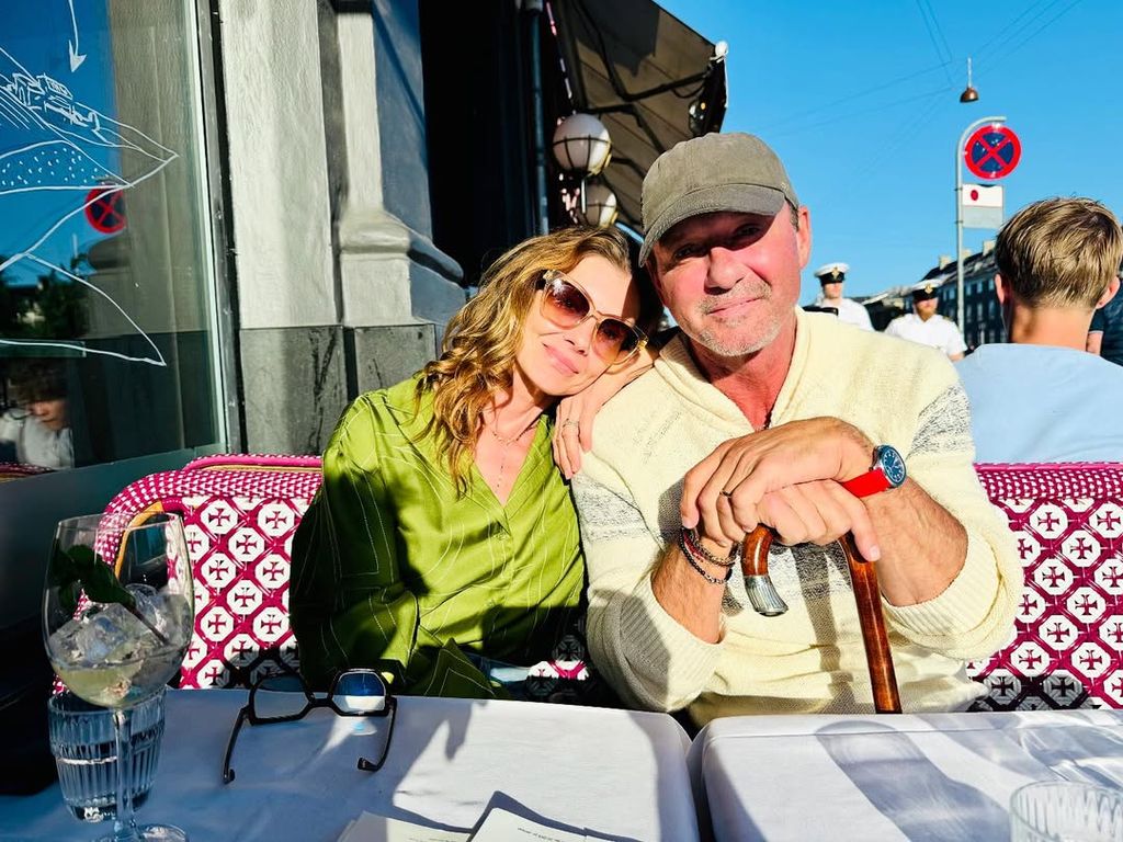 Tim McGraw seen with a cane as he's supported by Faith Hill in rare  sighting | HELLO!