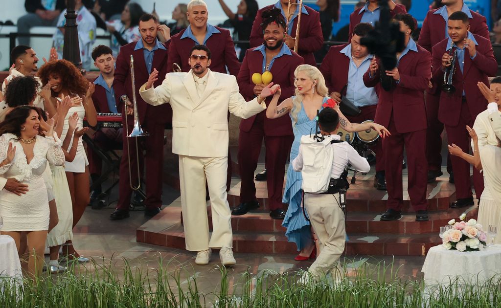 L'auteure-compositrice-interprète américaine Lady Gaga et le chanteur portoricain Bad Bunny se produisent lors du Super Bowl LX Patriots vs Seahawks Apple Music Halftime Show au Levi's Stadium de Santa Clara, en Californie, le 8 février 2026.