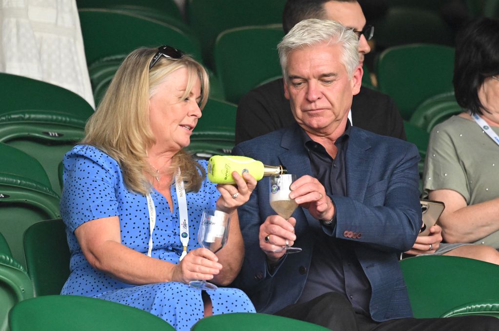 Stephanie Lowe und Phillip Schofield gießen in Wimbledon 2022 Getränke ein