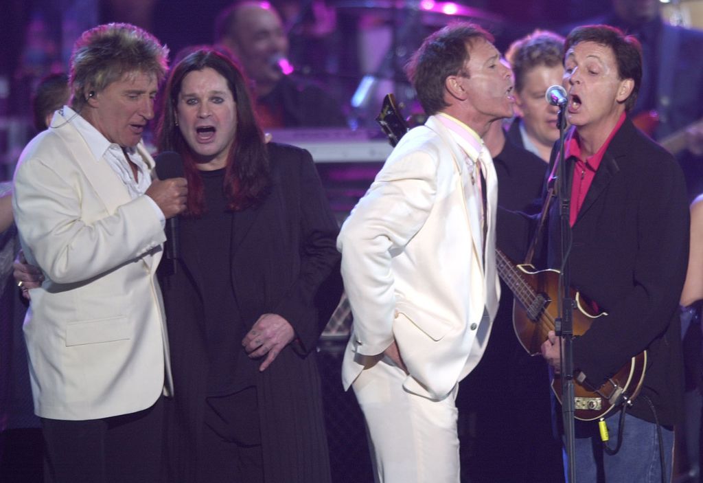 Rod Stewart, Ozzy Osborne, Sir Cliff Richard et Sir Paul McCartney sur scène lors du concert du jubilé d'or pour la reine britannique Elizabeth II