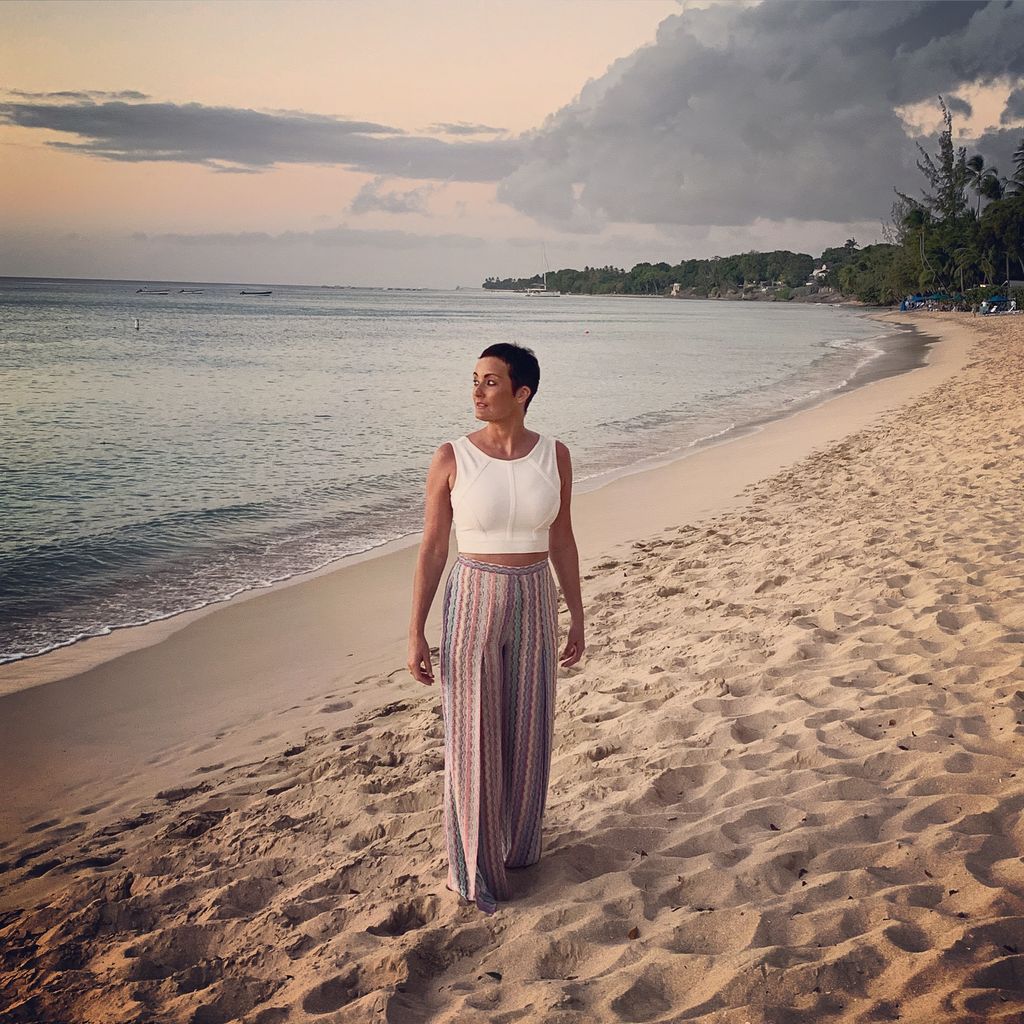 Femmes aux cheveux courts debout sur une plage