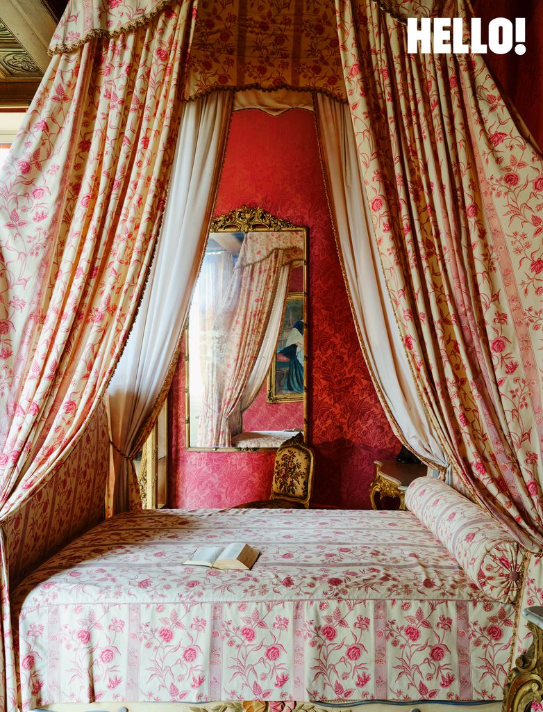Une chambre à tons floraux plus légère avec un lit à quatre affiches 