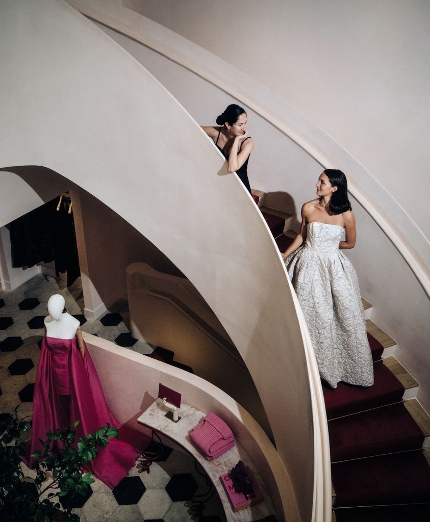 Carolina Lansing, cucu Carolina Herrera saat perlengkapan Pesta dansa 2025 di butik neneknya di New York City