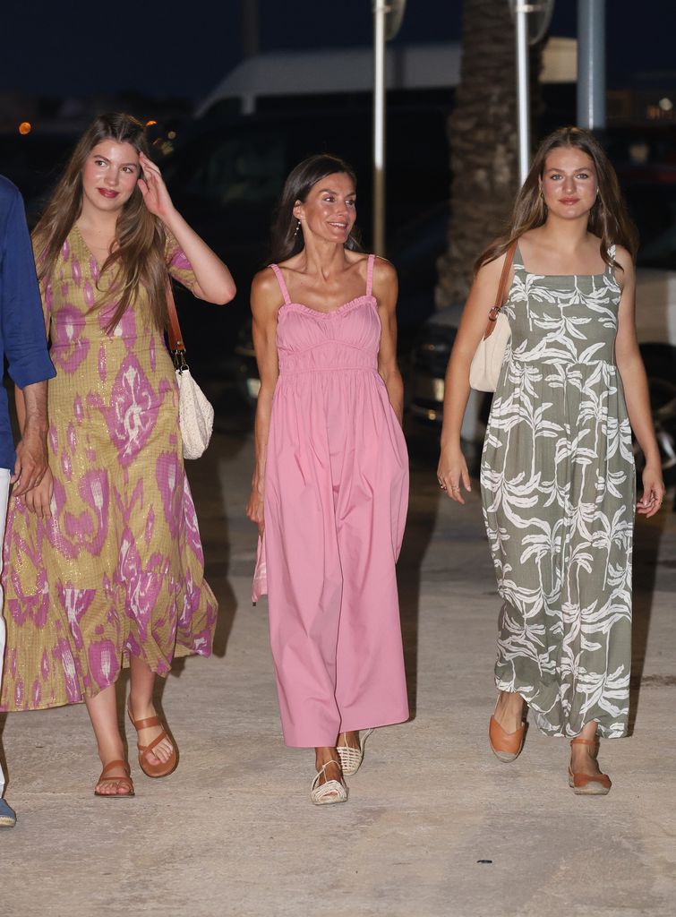Le roi Felipe et la reine Letitia, la princesse Leonor et l'infantasophie arrivent au restaurant pour un dîner en famille à l'été