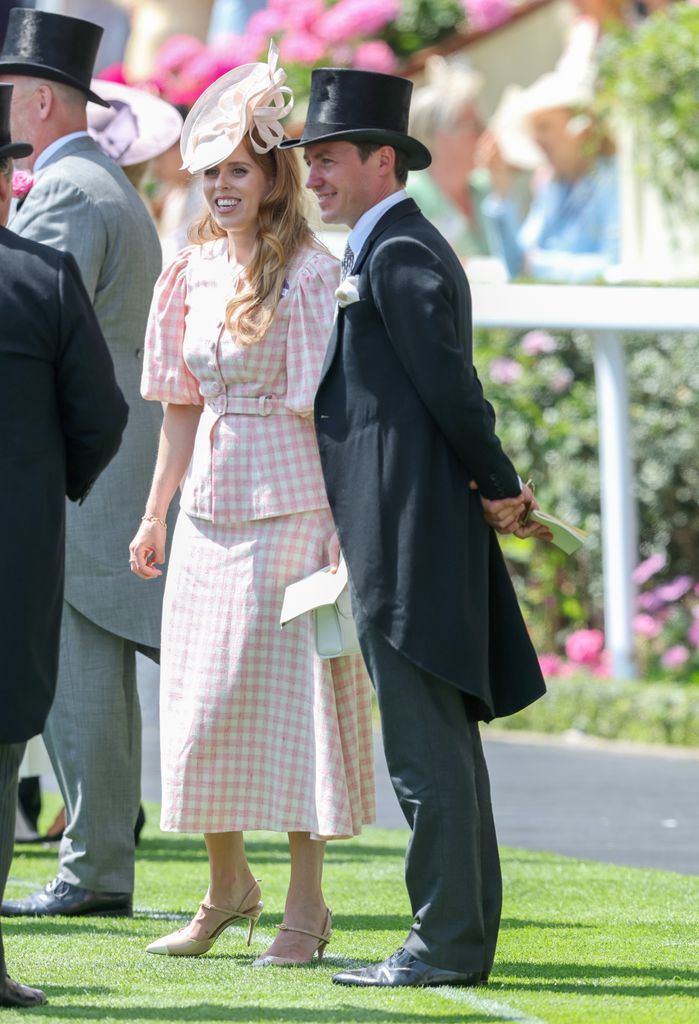Princess Beatrice dengan gaun gingham merah muda dan edoardo mapelli mozzi tersenyum saat mereka menghadiri hari salah satu dari Royal Ascot 