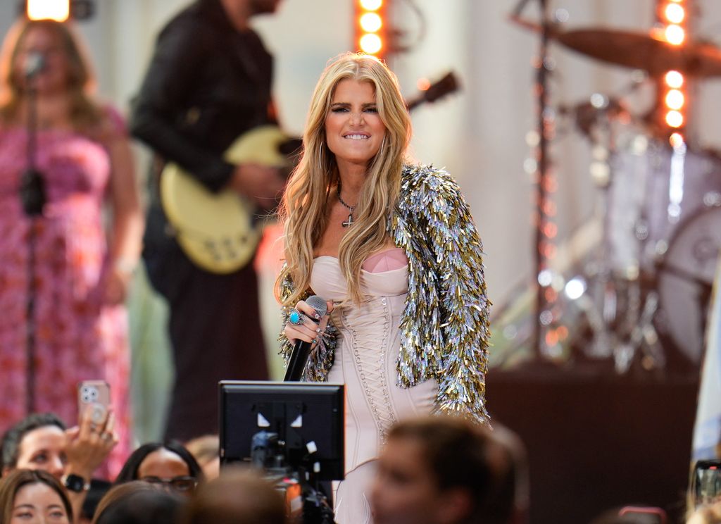 Jessica Simpson on Today Show stage performing