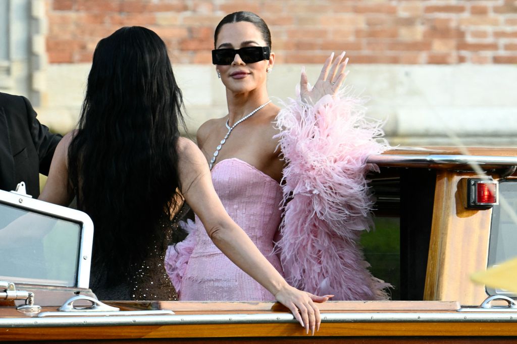  Kim Kardashian and Khloe Kardashian leave the Gritti Palace Hotel 