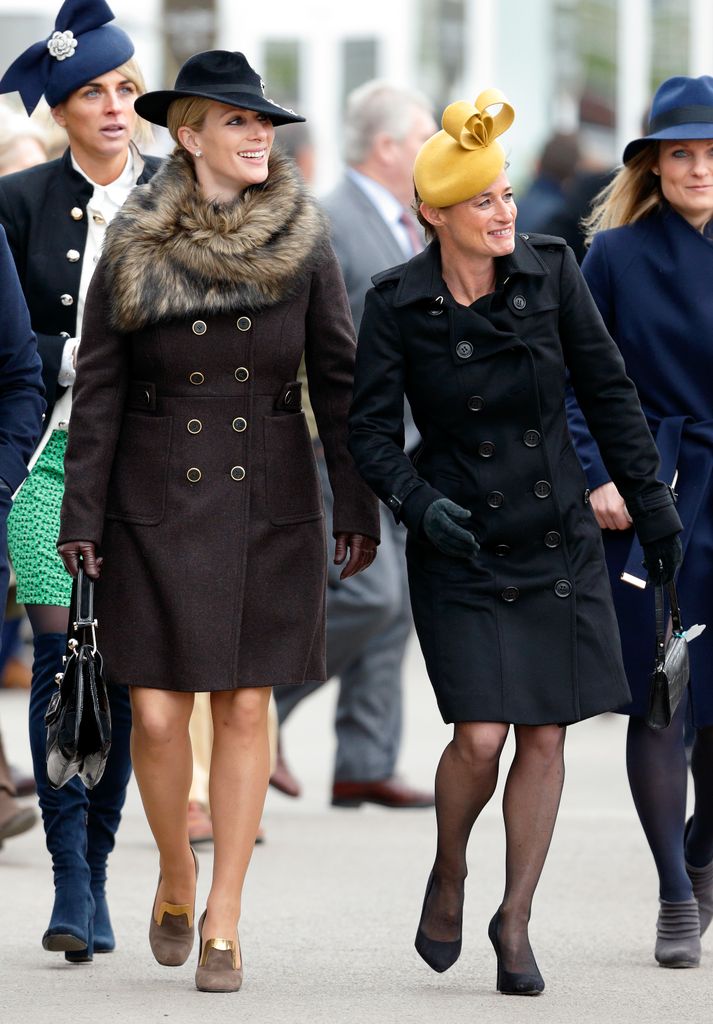 Zara Phillips dan Dolly Maude mengenakan mantel dan topi