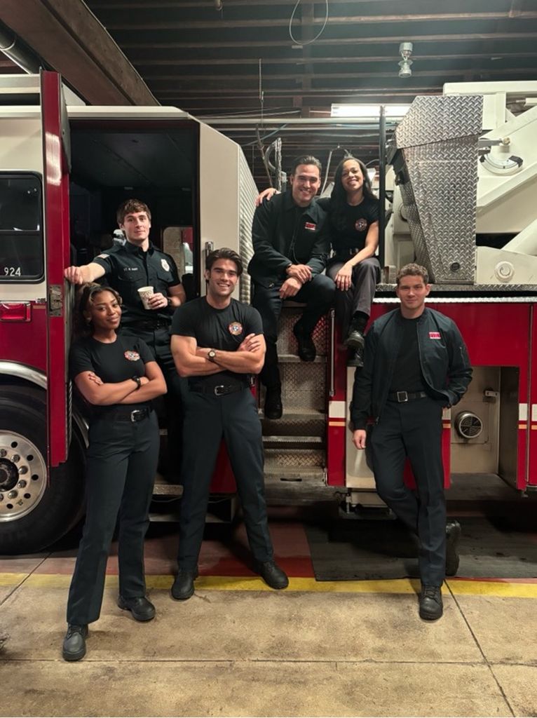 Les stars du 911 Oliver Stark et Ryan Guzman confirment le 9-1-1 : crossover à Nashville 1 Hailey Kilgore, Michael Provost, Juani Feliz et Hunter McVey posent avec Ryan Guzman et Oliver Stark sur le tournage de 9-1-1 : Nashville