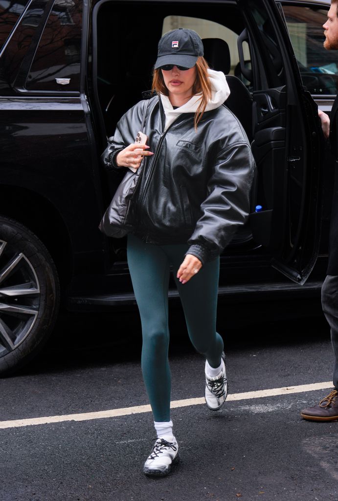 Hailey Bieber terlihat pada 3 Februari 2025 di New York City. 