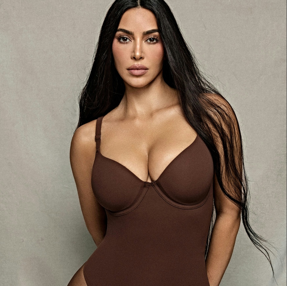Kim Kardashian mengenakan bodysuit belakang skim
