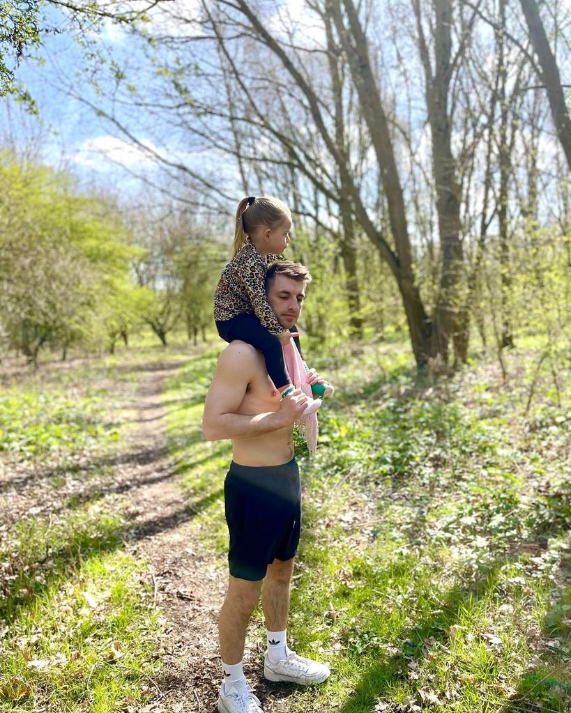 father with daughter on shoulders 